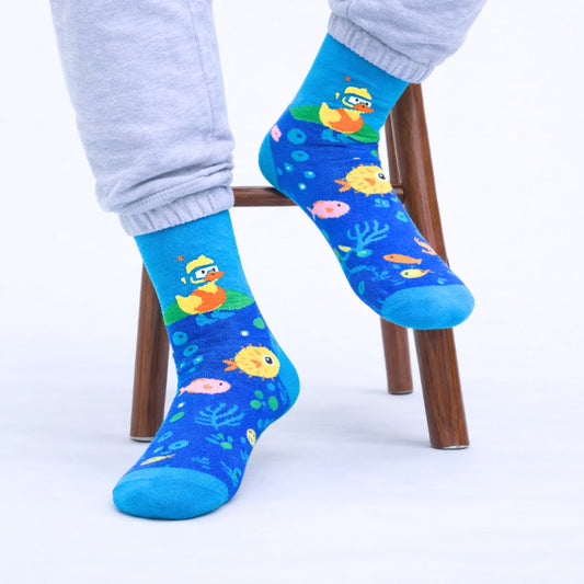 Calcetas Pato Buceador puestas, sentado en un banco de madera