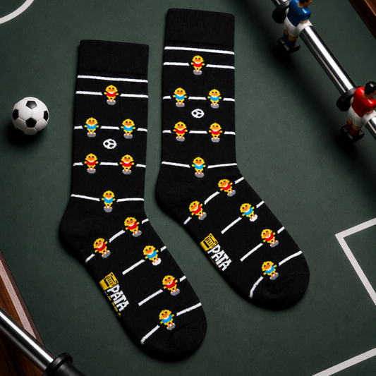 Calcetas Futbolito de Patos sobre una mesa de futbolito, con un balón
