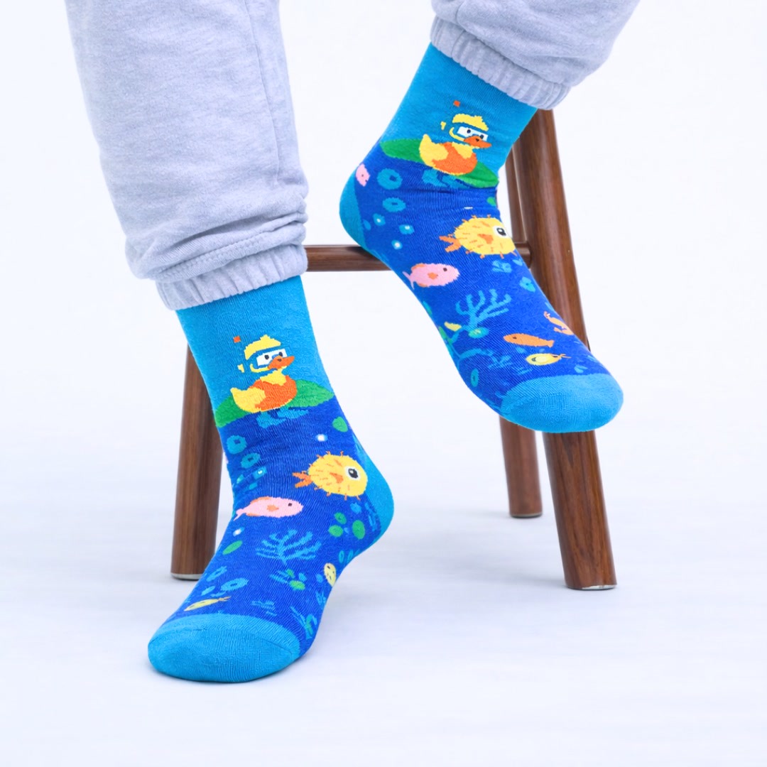 Calcetas Pato Buceador puestas, sentado en un banco de madera